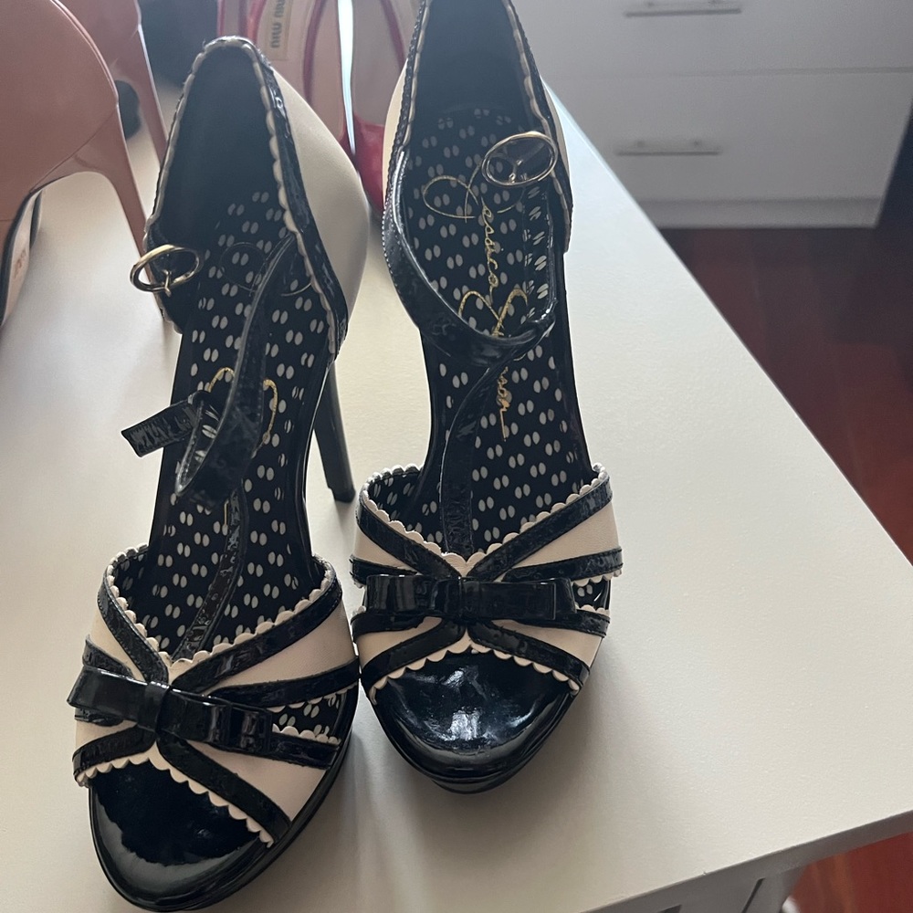 Jessica Simpson super high heels!!